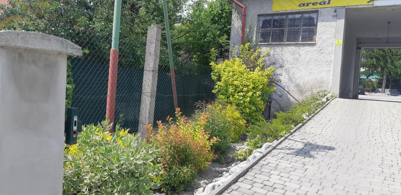 Apartman Yvet Sucany Екстериор снимка